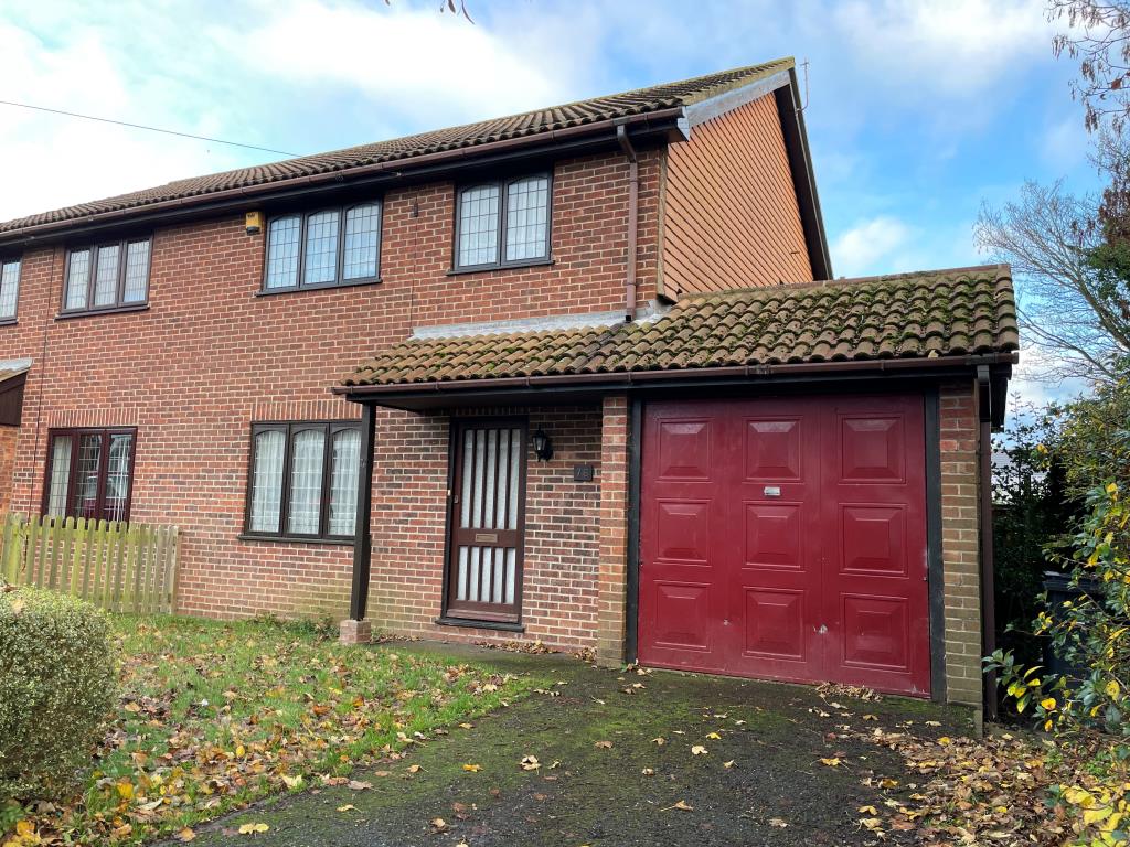 Lot: 135 - THREE-BEDROOM SEMI-DETACHED HOUSE FOR IMPROVEMENT - Semi-detached house with driveway and garage
